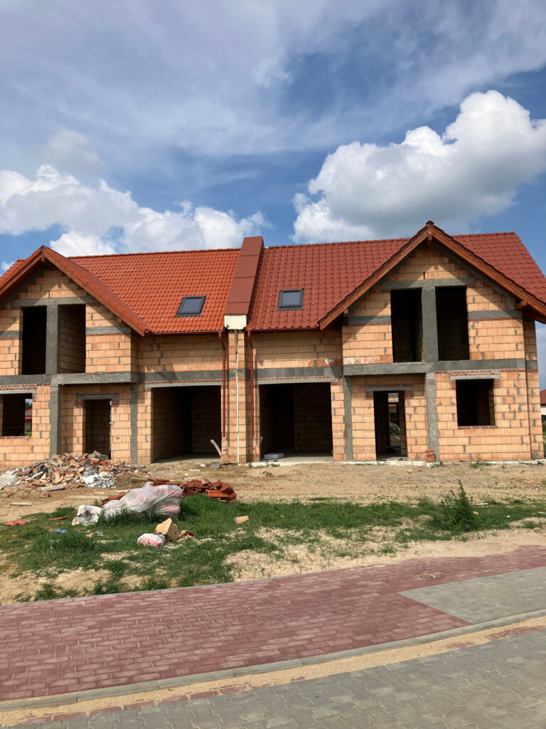 Kładzenie dachówki ceramicznej na domu typu bliźniak, Lusówko