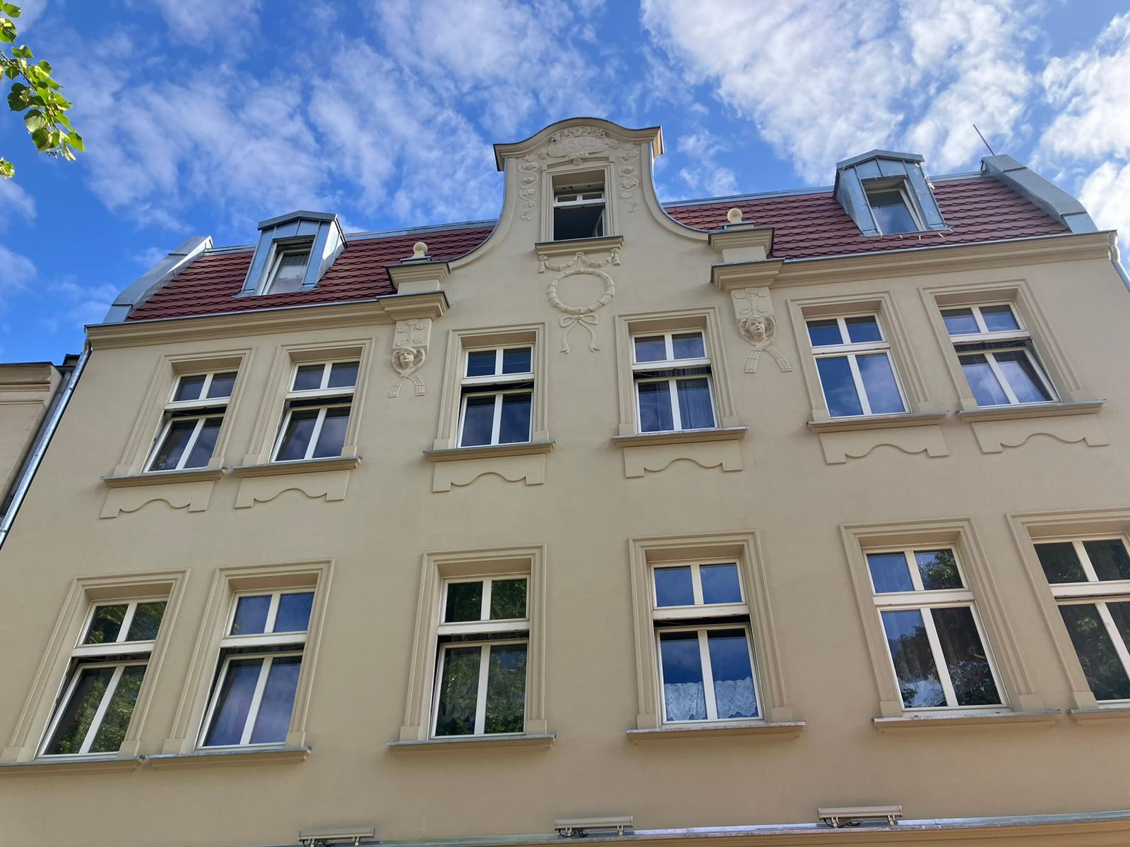 Wymiana dachówki karpiówki na dachu starej kamienicy w centrum Poznania