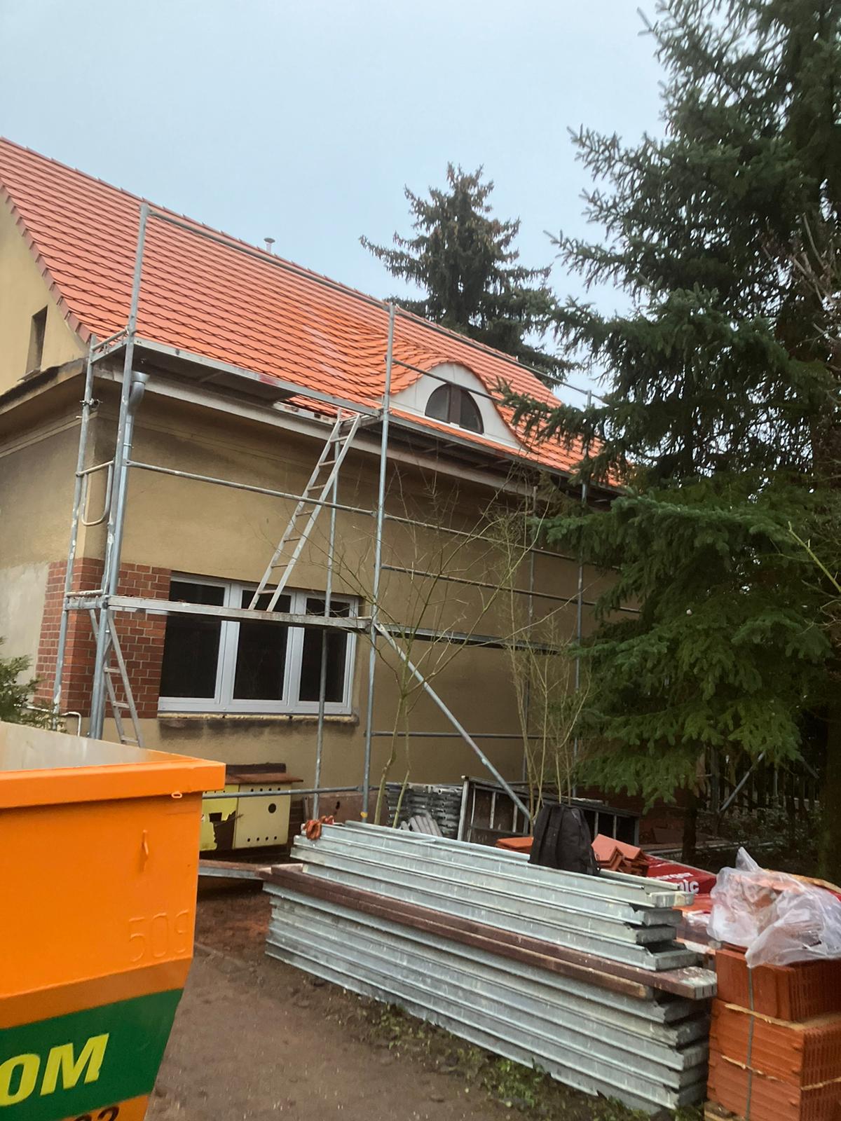 Skomplikowane krycie wolego oka dachówką, rzemieślnicze prace dekarskie w Puszczykowie